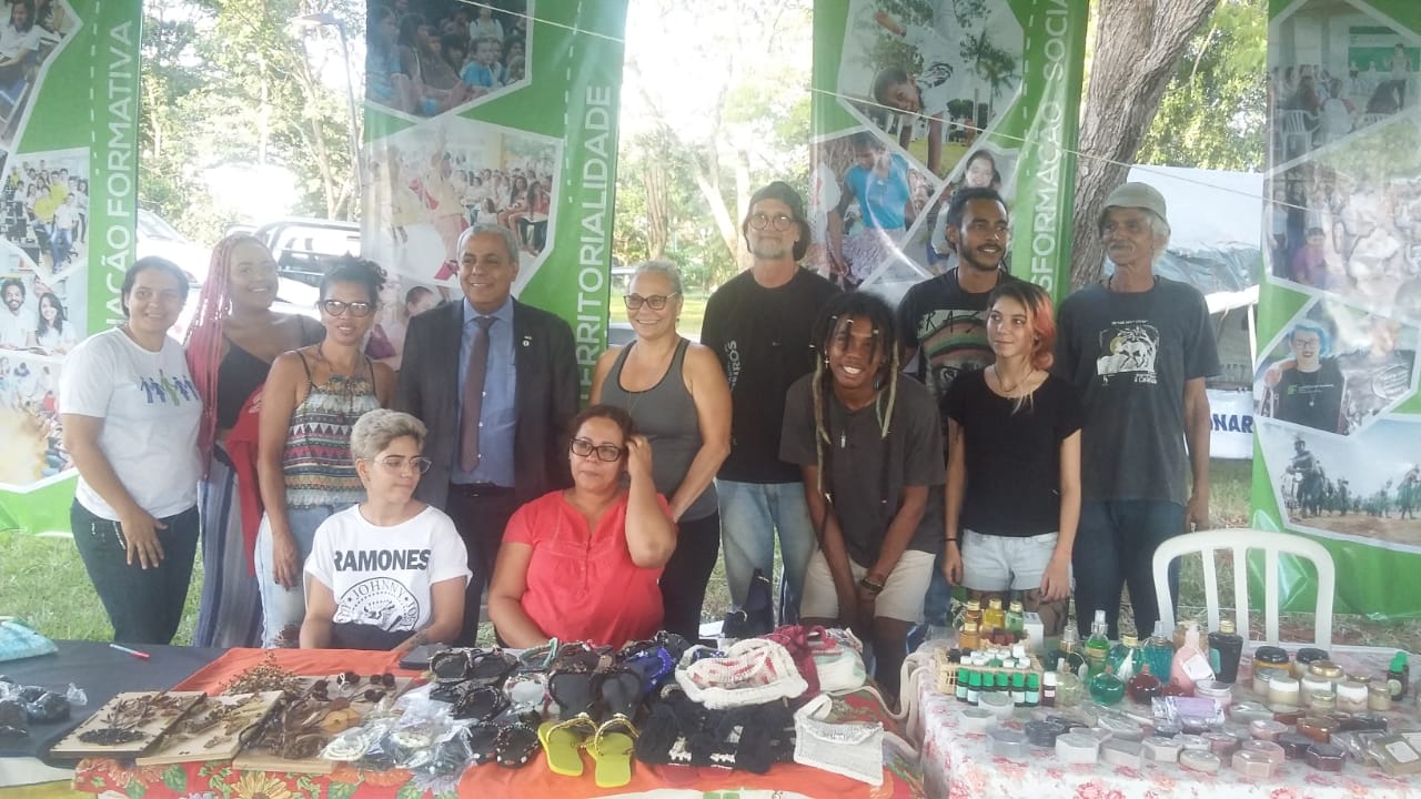 Estudantes de Artes Visuais junto ao reitor Jerônimo Rodrigues na Feira de Artesanato Estudantes de Artes Visuais junto ao reitor Jerônimo Rodrigues na Feira de Artesanato